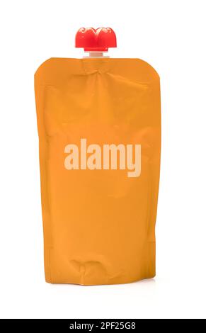 Sacchetto in purea bianco singolo di colore arancione. Confezione del contenitore di liquidi isolata su sfondo bianco Foto Stock