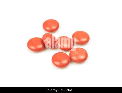 Poche gocce rosse isolate su sfondo bianco. Caramelle alla menta Foto Stock