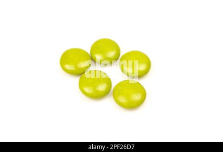 Poche gocce verdi isolate su sfondo bianco. Caramelle alla menta Foto Stock