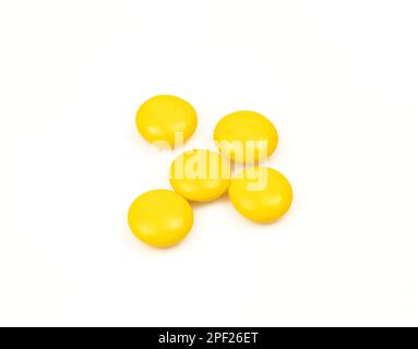 Poche gocce gialle isolate su sfondo bianco. Aromatizzato alla menta Foto Stock
