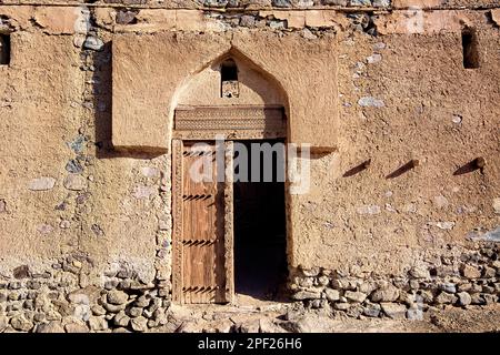 Porta nel vecchio villaggio abbandonato di al Munifeh, Ibra, Oman Foto Stock