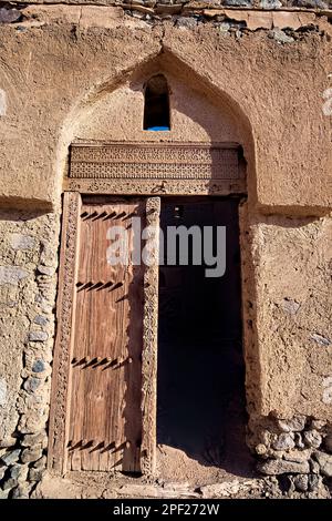 Porta nel vecchio villaggio abbandonato di al Munifeh, Ibra, Oman Foto Stock