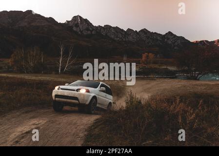 Un vecchio marchio di auto crossover 'Honda HR-V' senza targa guida rapidamente su una montagna in Siberia in autunno. Altai, Russia - 02 ottobre 2022 Foto Stock