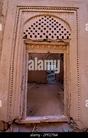 Telaio della porta nel vecchio villaggio abbandonato di al Munifeh, Ibra, Oman Foto Stock