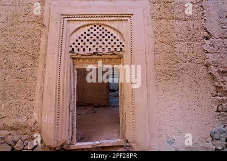 Telaio della porta nel vecchio villaggio abbandonato di al Munifeh, Ibra, Oman Foto Stock