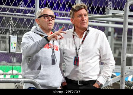 Jeddah, Arabia Saudita. 16th Mar, 2023. (Da L a R): Stefano Domenicali (ITA) Presidente e Amministratore Delegato di Formula uno con Martin Whitaker (GBR) Direttore Generale del GP dell'Arabia Saudita. Campionato del mondo Formula 1, Rd 2, Gran Premio dell'Arabia Saudita, giovedì 16th marzo 2023. Jeddah, Arabia Saudita. Credit: James Moy/Alamy Live News Foto Stock