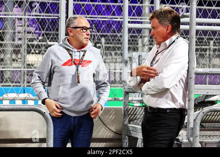 Jeddah, Arabia Saudita. 16th Mar, 2023. (Da L a R): Stefano Domenicali (ITA) Presidente e Amministratore Delegato di Formula uno con Martin Whitaker (GBR) Direttore Generale del GP dell'Arabia Saudita. Campionato del mondo Formula 1, Rd 2, Gran Premio dell'Arabia Saudita, giovedì 16th marzo 2023. Jeddah, Arabia Saudita. Credit: James Moy/Alamy Live News Foto Stock