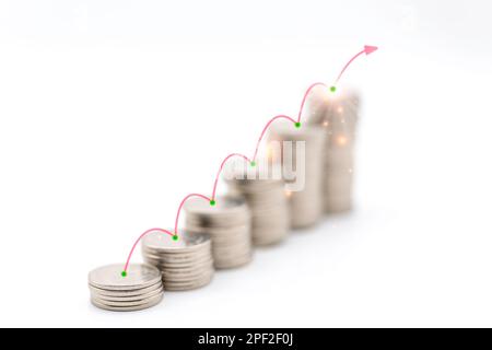 Business Money and Planning Concept. Primo piano di una pila di monete d'argento con linea rossa per collegare ogni pila su sfondo bianco. Foto Stock