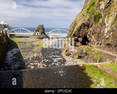 Un ponte stradale su un fiume a Sao Vicente, su Madeira. Foto Stock