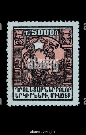 Francobollo iniziale dall'Armenia non rilasciato. 1922 problemi pittorici che mostrano un fabbro al lavoro usando martello e incudine. Valore nominale 5000 rubli. Foto Stock