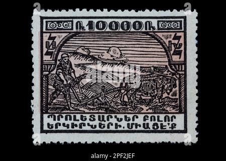 Francobollo iniziale dall'Armenia non rilasciato. 1922 problema pittorico con coltivatore e aratro trainato da bestiame. Valore nominale 10.000 rubli. Foto Stock