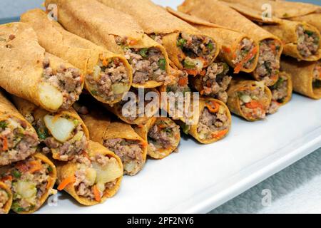 Manzo messicano e flautas Veggie in dettaglio Closeup. Le Flautas sono note anche come taquitos, tacos dorados o tacos arrotolati Foto Stock