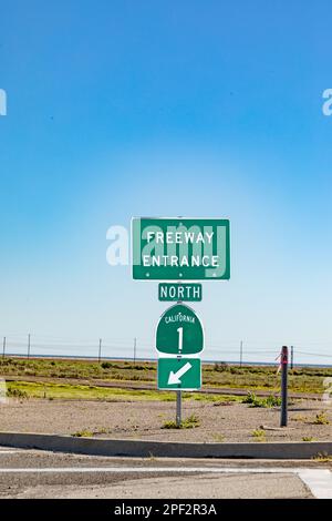 Segui le indicazioni per l'ingresso della superstrada california No 1 direzione nord accanto all'autostrada Cabrillo in California, USA Foto Stock