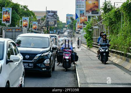 Malang, Giava Orientale, Indonesia. 16th Mar, 2023. Persone bloccate in ingorghi di traffico durante l'ora di punta a Malang. La polizia nazionale indonesiana (Polri) ha rilevato che il numero di veicoli a motore in Indonesia ha raggiunto i 152,51 milioni di unità a dicembre 31 2022. Di questi, 126,99 milioni di unità o il 83,27% di esse sotto forma di motocicletta. In Indonesia, 19,31 milioni di veicoli a motore sono autovetture. (Credit Image: © Moch Farabi Wardana/Pacific Press via ZUMA Press Wire) SOLO PER USO EDITORIALE! Non per USO commerciale! Foto Stock