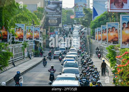 Malang, Giava Orientale, Indonesia. 16th Mar, 2023. Persone bloccate in ingorghi di traffico durante l'ora di punta a Malang. La polizia nazionale indonesiana (Polri) ha rilevato che il numero di veicoli a motore in Indonesia ha raggiunto i 152,51 milioni di unità a dicembre 31 2022. Di questi, 126,99 milioni di unità o il 83,27% di esse sotto forma di motocicletta. In Indonesia, 19,31 milioni di veicoli a motore sono autovetture. (Credit Image: © Moch Farabi Wardana/Pacific Press via ZUMA Press Wire) SOLO PER USO EDITORIALE! Non per USO commerciale! Foto Stock