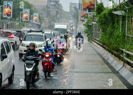 Malang, Giava Orientale, Indonesia. 16th Mar, 2023. Persone bloccate in ingorghi di traffico durante l'ora di punta a Malang. La polizia nazionale indonesiana (Polri) ha rilevato che il numero di veicoli a motore in Indonesia ha raggiunto i 152,51 milioni di unità a dicembre 31 2022. Di questi, 126,99 milioni di unità o il 83,27% di esse sotto forma di motocicletta. In Indonesia, 19,31 milioni di veicoli a motore sono autovetture. (Credit Image: © Moch Farabi Wardana/Pacific Press via ZUMA Press Wire) SOLO PER USO EDITORIALE! Non per USO commerciale! Foto Stock