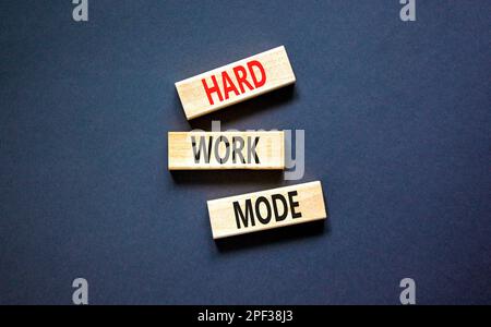 Simbolo della modalità lavoro duro. Concetto di parole modalità di lavoro duro su blocco di legno su un bel tavolo nero sfondo nero. Concetto di modalità lavoro aziendale e lavoro duro. Foto Stock