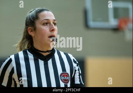 Arbitro femminile in una partita di basket Foto Stock