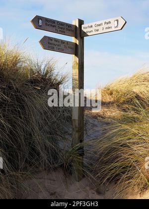 Norfolk Coast Path segnale in legno nelle dune di sabbia a Burnham Overy Staithe Foto Stock