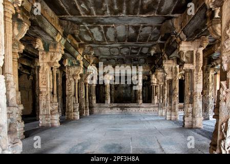 Tempio di Raghunatha sulla collina di Malyavanta a Hampi. Hampi, la capitale dell'Impero Vijayanagar, è un sito patrimonio dell'umanità dell'UNESCO. Foto Stock