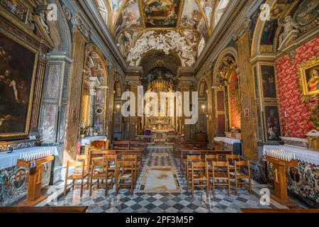 Il bellissimo interno della Chiesa di Santa Maria in Trivio a Roma. Foto Stock