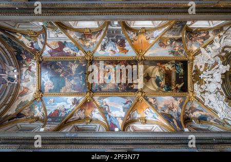 Il bellissimo interno della Chiesa di Santa Maria in Trivio a Roma. Foto Stock