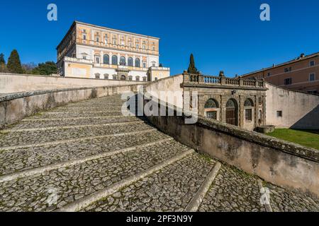 L'imponente Palazzo Farnese a Caprarola in una soleggiata mattinata invernale. Provincia di Viterbo, Lazio, Italia. Foto Stock