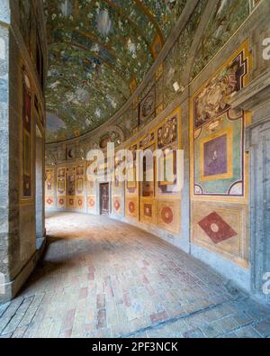 Meravigliosa volta affrescata in Palazzo Farnese a Caprarola, Provincia di Viterbo, Lazio, Italia. Marzo-02-2020 Foto Stock