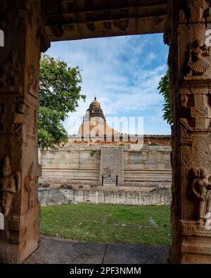 Tempio di Raghunatha sulla collina di Malyavanta a Hampi. Hampi, la capitale dell'Impero Vijayanagar, è un sito patrimonio dell'umanità dell'UNESCO. Foto Stock