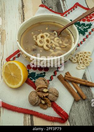 Ciotola con cibo tradizionale rumeno conosciuto come mucinici muntenesti, servita il 9th marzo per i martiri delle vacanze ortodorose Foto Stock