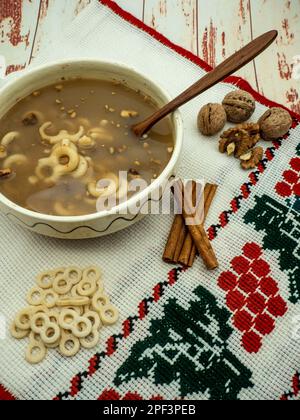 Ciotola con cibo tradizionale rumeno conosciuto come mucinici muntenesti, servita il 9th marzo per i martiri delle vacanze ortodorose Foto Stock