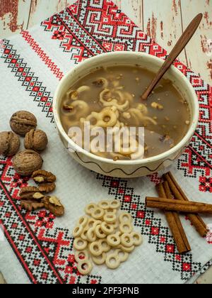 Ciotola con cibo tradizionale rumeno conosciuto come mucinici muntenesti, servita il 9th marzo per i martiri delle vacanze ortodorose Foto Stock