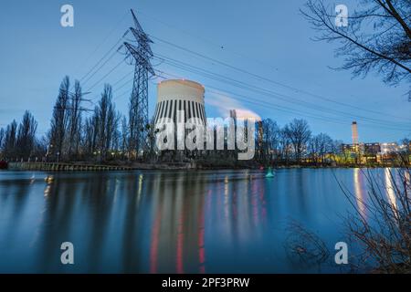 Una centrale elettrica a Berlino durante l'ora blu con il fiume Sprea Foto Stock