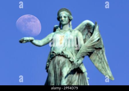 Colonna giubilare sulla Schlossplatz con la scultura della dea Concordia, è la personificazione della concordia nella mitologia romana, Luna Foto Stock