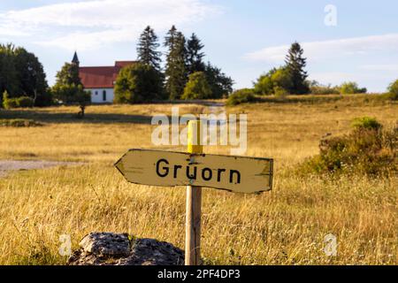 Gruorn, villaggio deserto nell'Albo Svevo con St. Stephens Chiesa, il villaggio è stato abbandonato per l'ex zona di addestramento militare Muensingen Foto Stock