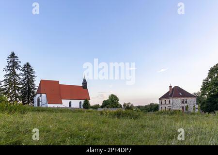 Gruorn, villaggio deserto nell'Albo Svevo con St. Stephens Chiesa, il villaggio è stato abbandonato per l'ex zona di addestramento militare Muensingen Foto Stock