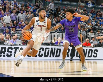 Orlando, Florida, Stati Uniti. 16th Mar, 2023. Furman Paladins Forward Tyrese Hughey (15) difende Virginia Cavaliers Forward Jayden Gardner (1) durante il 1st metà della NCAA basket tra Furman Palidins e Virginia Cavaliers all'Amway Center di Orlando, Florida. Romeo T Guzman/CSM/Alamy Live News Foto Stock