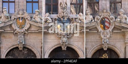 Stemmi e figure sui tre portali d'ingresso del Municipio di Wolfs, costruito nel 1616 to1622, Norimberga, Franconia Centrale, Bayermn, Germania Foto Stock