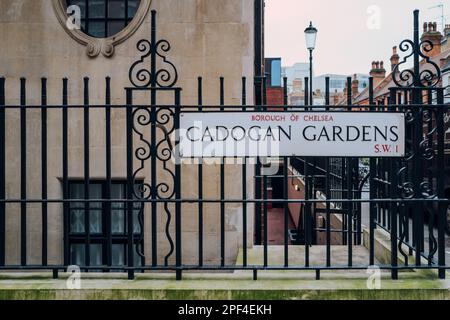Cartello con il nome della strada su una recinzione in Cadogan Gardens Street, nel Royal Borough di Kensington e Chelsea, Londra, Regno Unito. Foto Stock