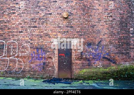 Porta d'ingresso in metallo nel magazzino, Liverpool Docklands Foto Stock