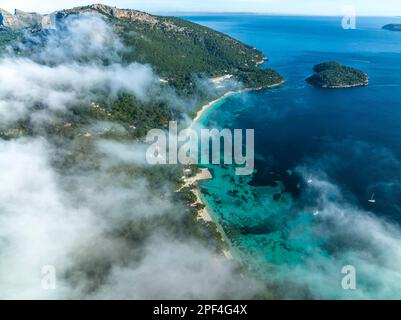 Vista aerea, Spagna, Isole Baleari, Port de Pollenca, Penisola di Formentor con Formentor Beach, Hotel Royal Hideaway Formentor precedentemente Hotel Foto Stock