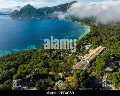 Vista aerea, Spagna, Isole Baleari, Port de Pollenca, Penisola di Formentor con Formentor Beach, Hotel Royal Hideaway Formentor precedentemente Hotel Foto Stock