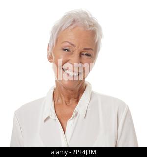 felice sorridente signora anziana nei suoi anni sessanta con taglio corto bianco alla moda Foto Stock