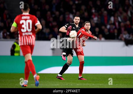 Friburgo in Breisgau, Germania. 16 marzo 2023. Lucas Holer di SC Freiburg comette per la palla con Federico Gatti di Juventus FC durante la partita di calcio della UEFA Europa League 16 tra SC Freiburg e Juventus FC. Credit: Nicolò campo/Alamy Live News Foto Stock