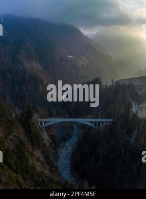 Ponte Salginatobel, oggetto educativo 1930s ponte in cemento armato, pietra miliare ingegneria ASCE, patrimonio dell'umanità dell'UNESCO, drone Foto Stock