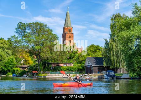 Pagaia in un kayak di fronte alla Cattedrale di San Pietro e Paolo, Isola della Cattedrale, Brandeburgo e Havel, Brandeburgo, Germania Foto Stock