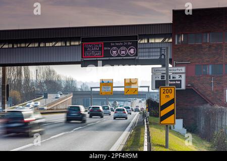 Allerta polvere fine a Stoccarda, gli automobilisti hanno chiesto di astenersi dalla guida a causa della scarsa qualità dell'aria, Stoccarda, Baden-Wuerttemberg, Germania Foto Stock