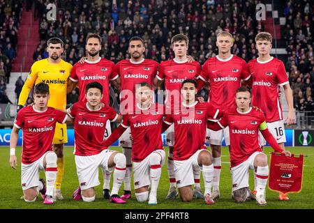 ALKMAAR, PAESI BASSI - 16 MARZO: Giocatori di AZ Alkmaar durante il turno di 16 tappa due - UEFA Europa Conference League partita tra AZ Alkmaar e SS Lazio allo stadio AZ il 16 marzo 2023 ad Alkmaar, Paesi Bassi (Foto di Patrick Goosen/Orange Pictures) Foto Stock