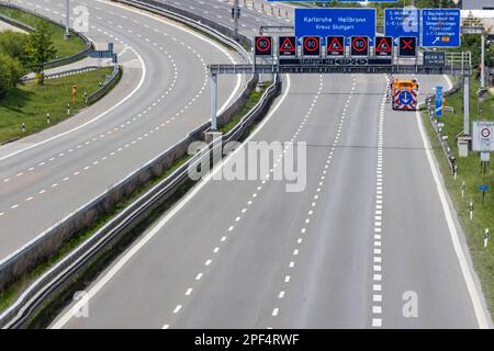Le corsie vuote sull'autostrada A8, le limitazioni di uscita dovute a Corona causano strade vuote, Stoccarda, Baden-Wuerttemberg, Germania Foto Stock