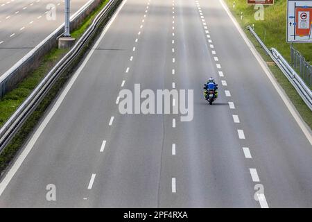 Corsie vuote sull'autostrada A8, limitazioni di uscita a causa della Corona fare per strade vuote, polizia moto Stoccarda, Baden-Wuerttemberg, Germania Foto Stock